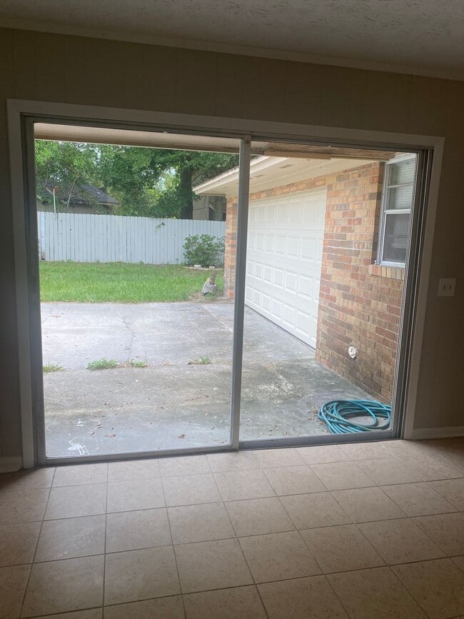 Building Photo - Residential