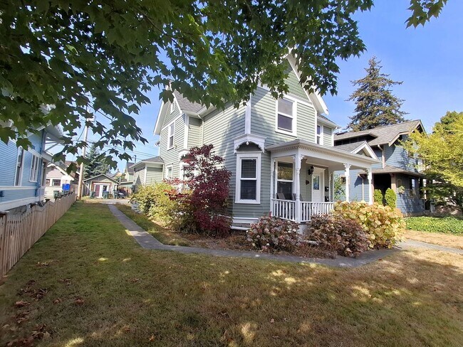 Building Photo - 2321 Elm St