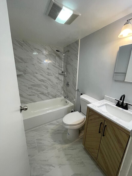 Renovated bathroom - 4306 Elmwood Dr