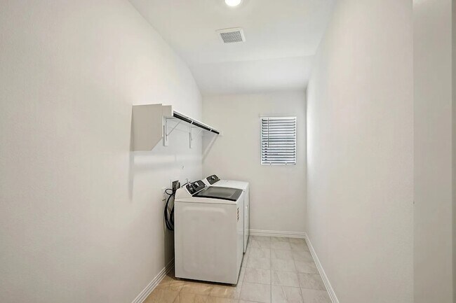 Building Photo - 704 Edgehurst Dr