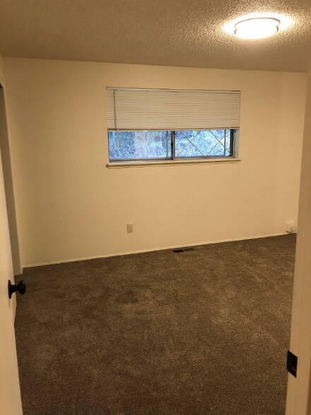 Building Photo - 946 Silver Lake Rd