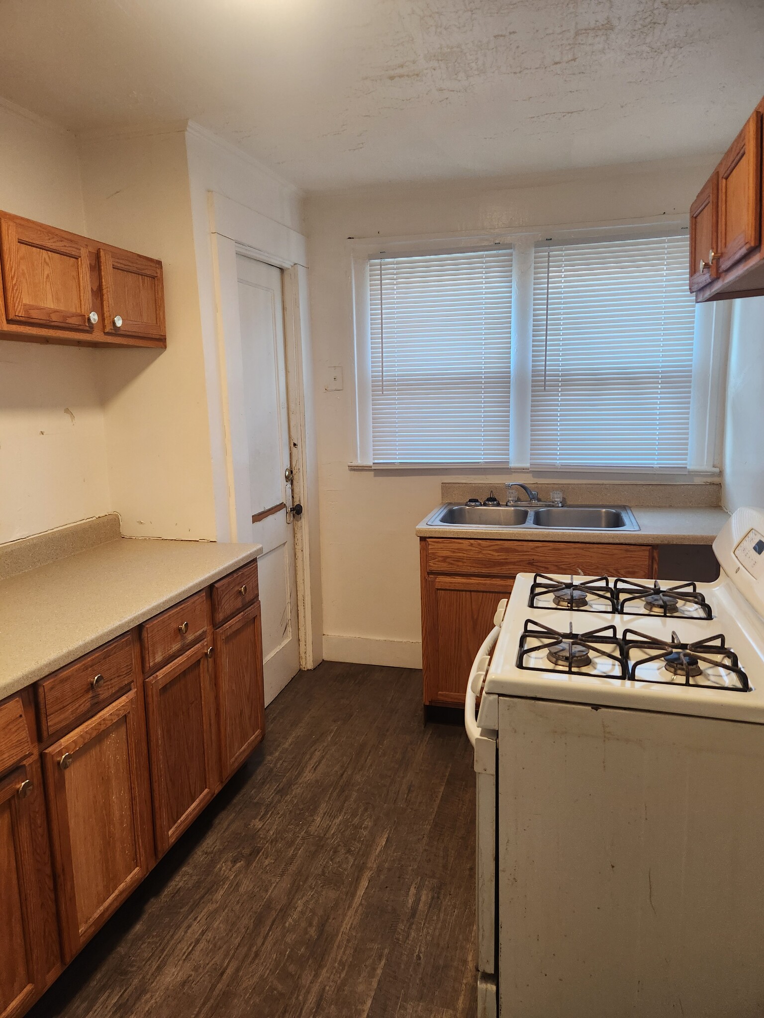 Kitchen - 3127 W 10th St