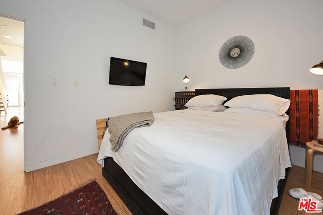 Building Photo - 1140 N Formosa Ave