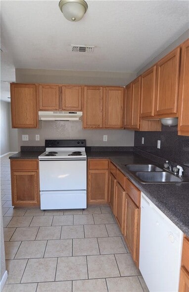 Building Photo - 3208 Hereford Ln