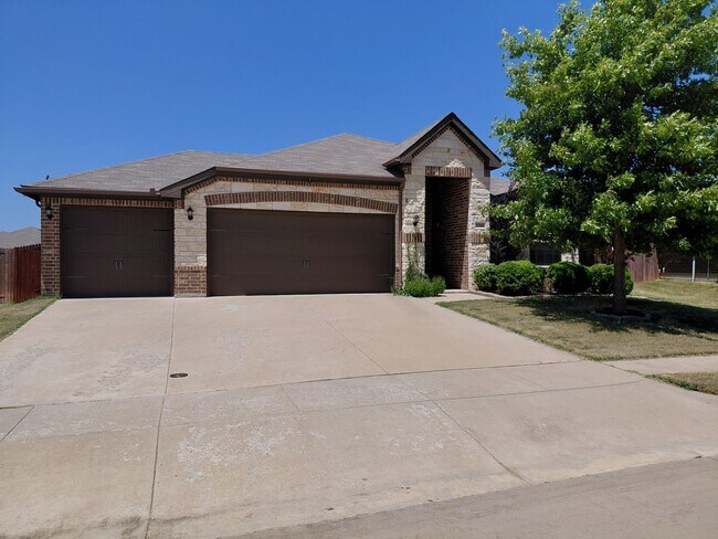 Building Photo - 4/2/3 located within 3 miles of Weatherford High School