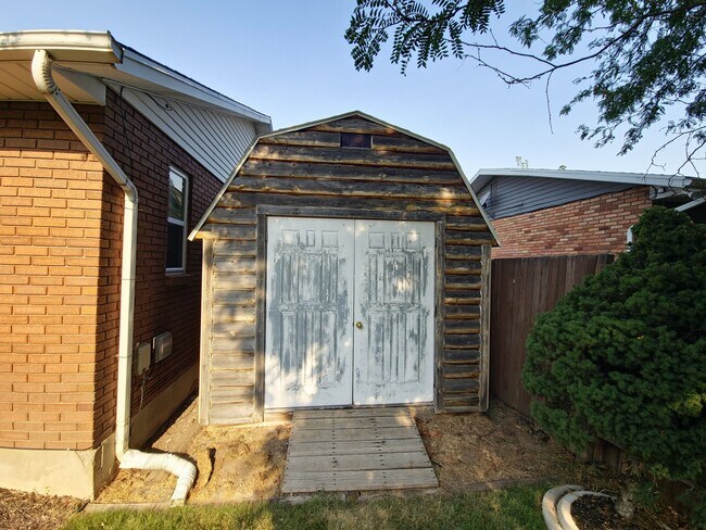 Building Photo - 1320 N 600 W St