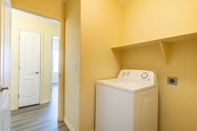 Building Photo - Beautiful, freshly upgraded 2 bedroom/ 2 bathroom condo in Mesa!