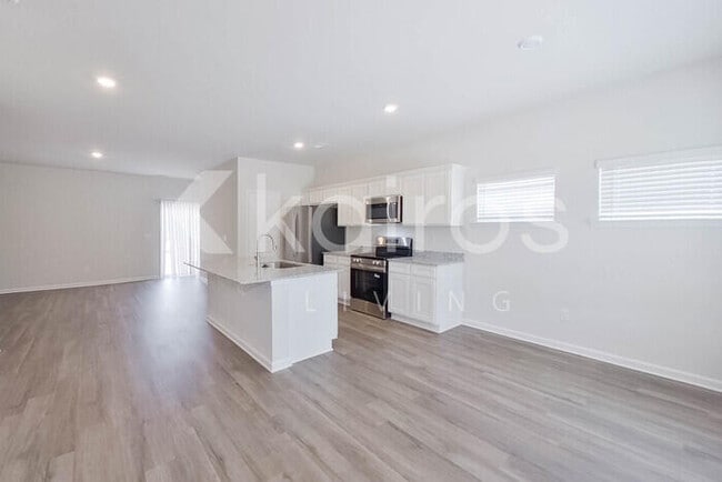 Building Photo - 2529 Banyan Cir