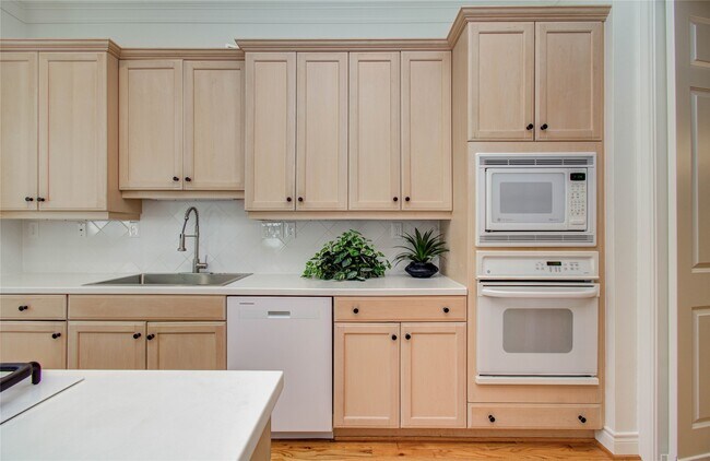 Building Photo - 1931 Woodbury St