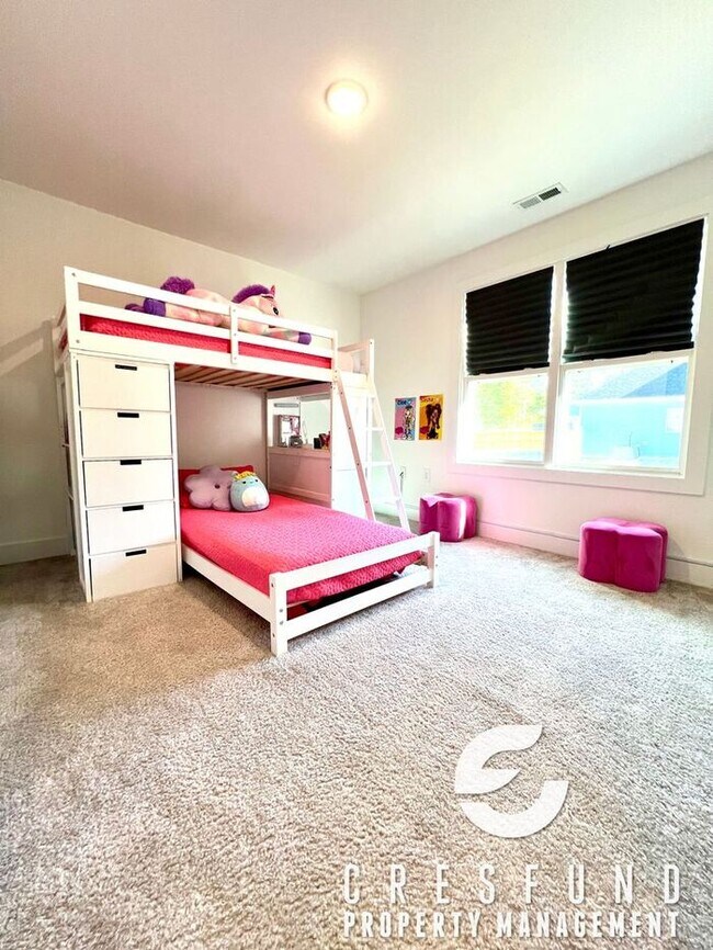 Building Photo - Close to Fort Bragg/Master BR Downstairs S...