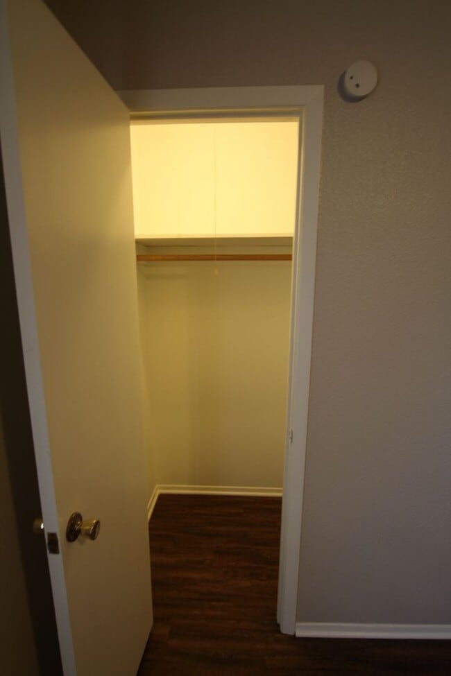 Building Photo - 2 Bedroom 1 Bath Duplex in West Tyler! Tour Today!