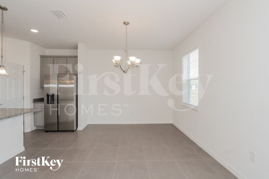 Building Photo - 303 Corbel Ln