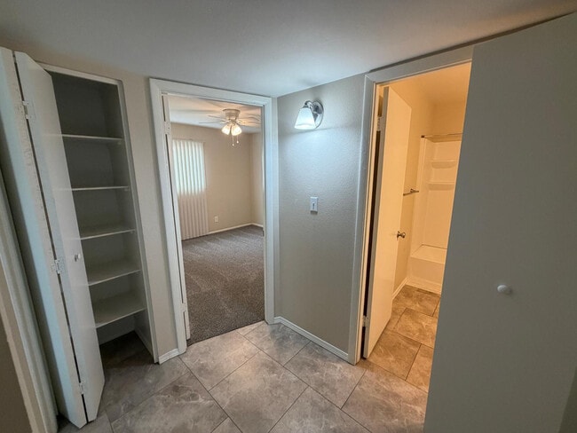 Building Photo - 1609 E Ellis Dr