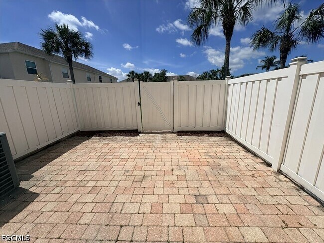 Building Photo - 3643 Pine Oak Cir