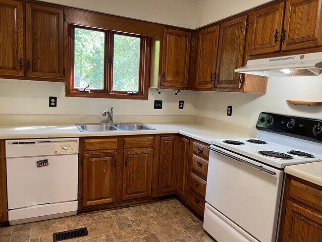 Building Photo - 4 Bed | 2 Bath Townhouse near NCSU - Stude...