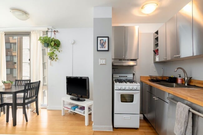 Building Photo - Sunlit 1BR Apartment with a Versatile Second Room at Claridge House