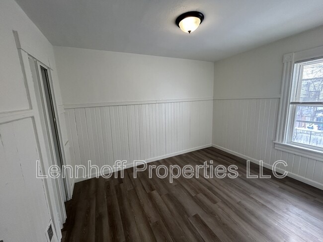 Building Photo - 27 Hilton St