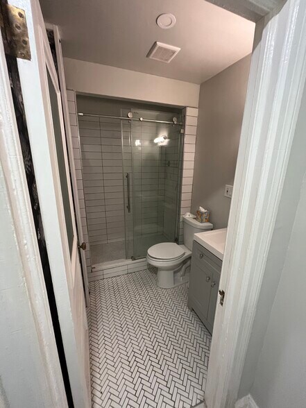 Building Photo - 1061 Clay Ave