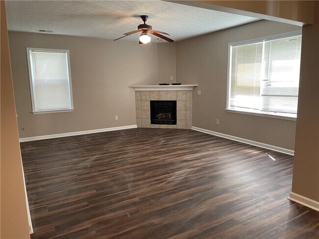 Building Photo - 8801 Lakecrest Way