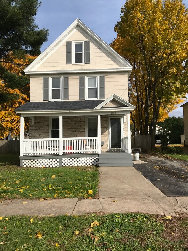 Primary Photo - 216 Richardson Ave