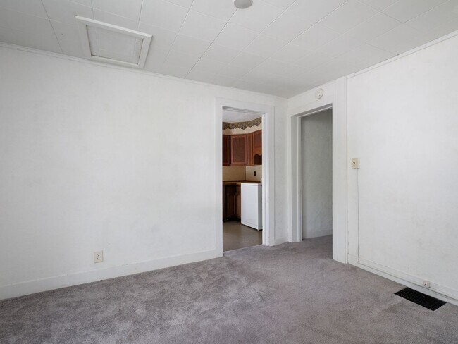 Building Photo - Charming and spacious 4-bedroom, 2 full bath home located in the City of Watertown.