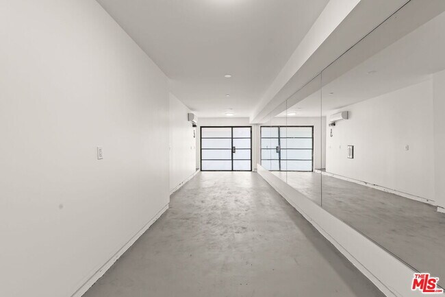 Building Photo - 803 N Harvard Blvd