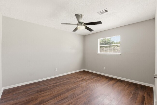 Building Photo - 3120 Royal St