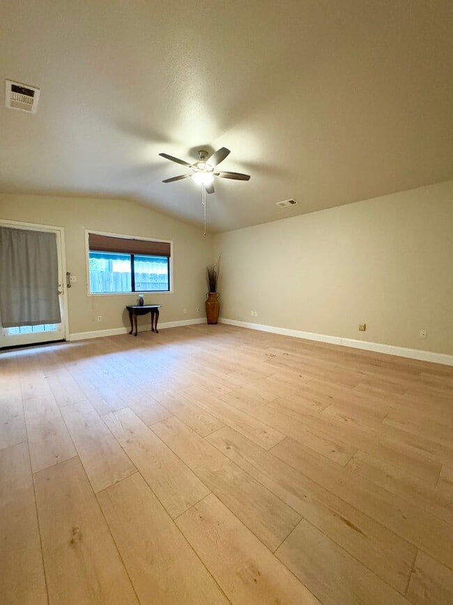 Building Photo - 565 Monet Walk