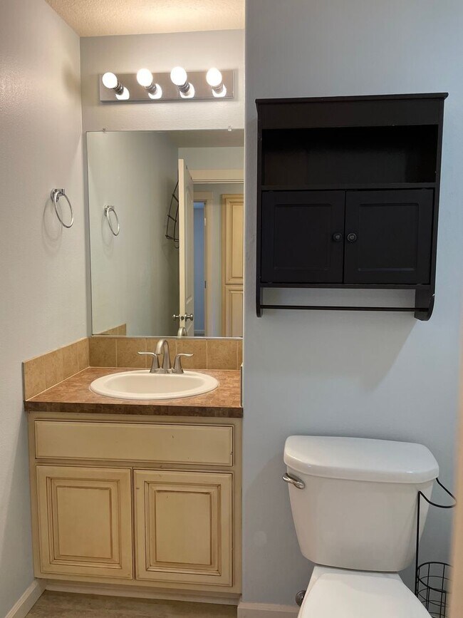 Building Photo - CHARMING Ranch-Style Home in Ridgefield, WA! 3 Bedrooms & 2 Baths! Walk-In Closet! Spacious Floor...