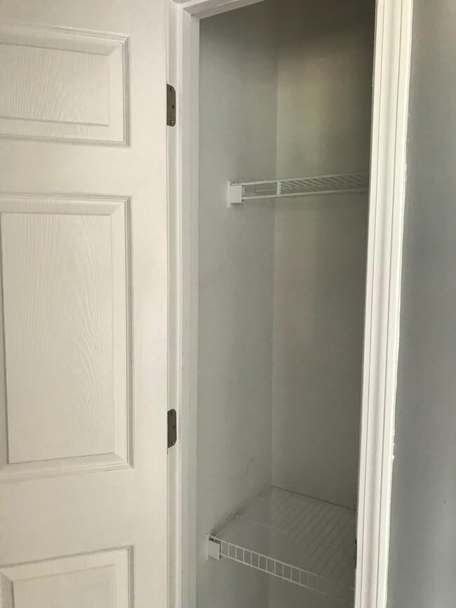 Building Photo - 3 Bedroom Pet Friendly Home For Rent!