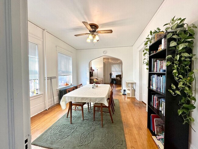 Building Photo - AVAILABLE JUNE - 3 Bed 1 Bath in Central Location