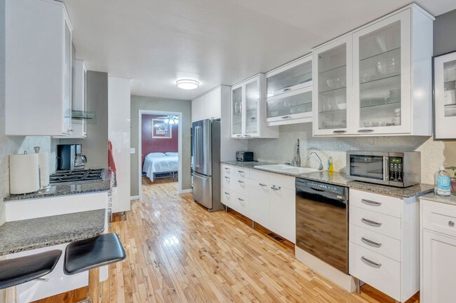 Building Photo - 665 Columbus St E