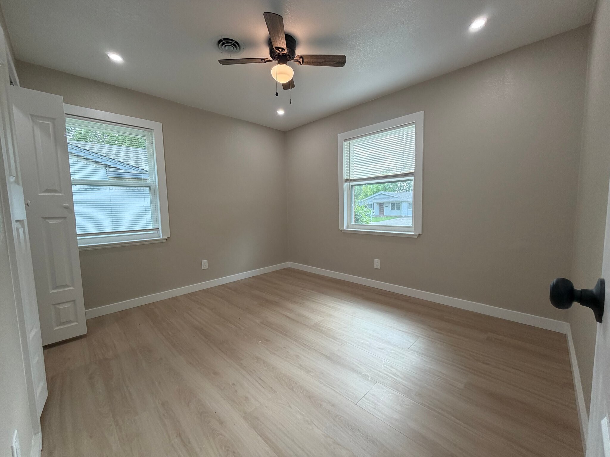 Building Photo - 302 N Cottonwood Dr