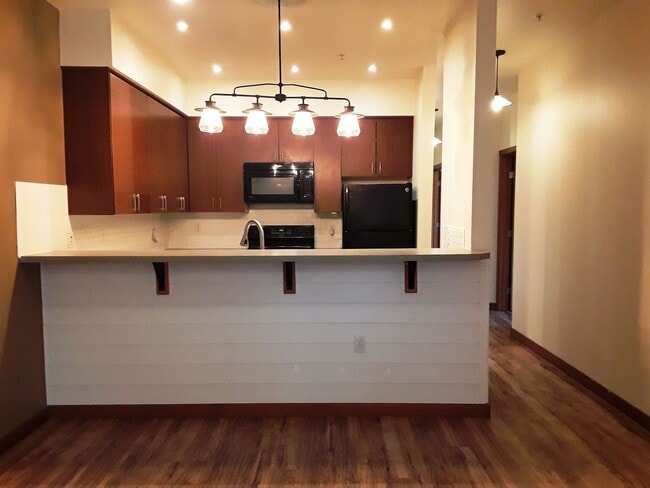 Building Photo - Beautiful Corner Condo In Central Location