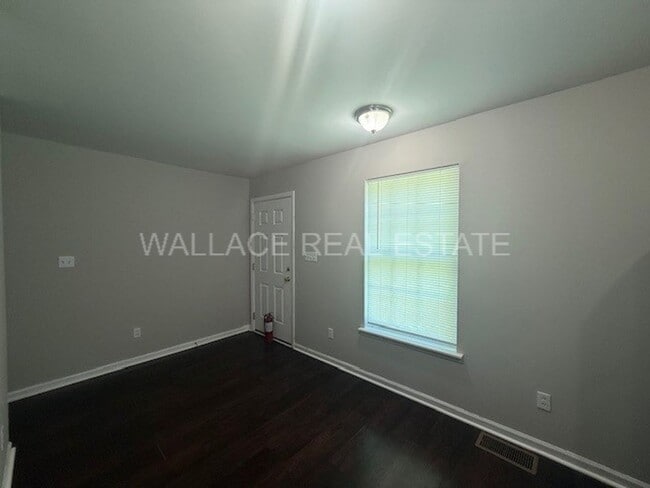 Building Photo - SOUTH KNOX CHARMER ...  2 BEDROOM AND 1 BATH