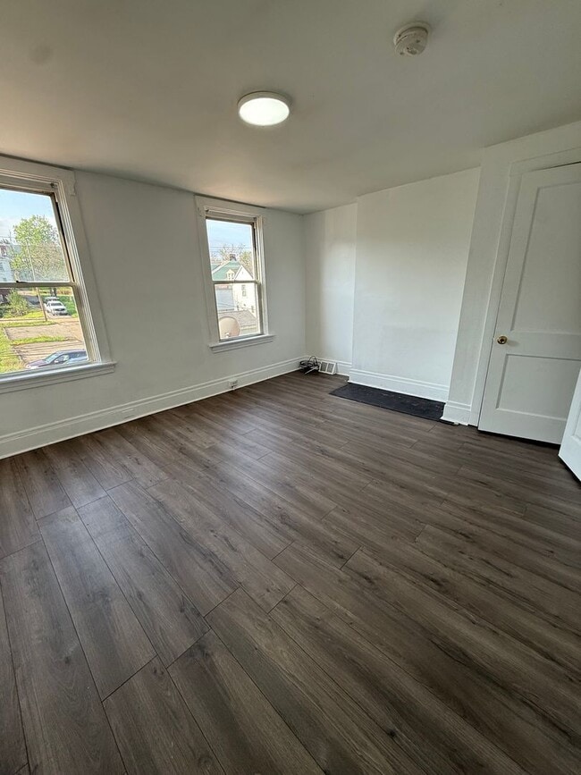 Building Photo - 2-Bedroom Home with Fenced Yard – Minutes from Downtown Pittsburgh