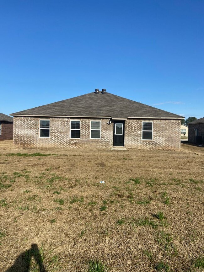 Building Photo - *Pre-leasing* Four Bedroom | Two Bathroom ...