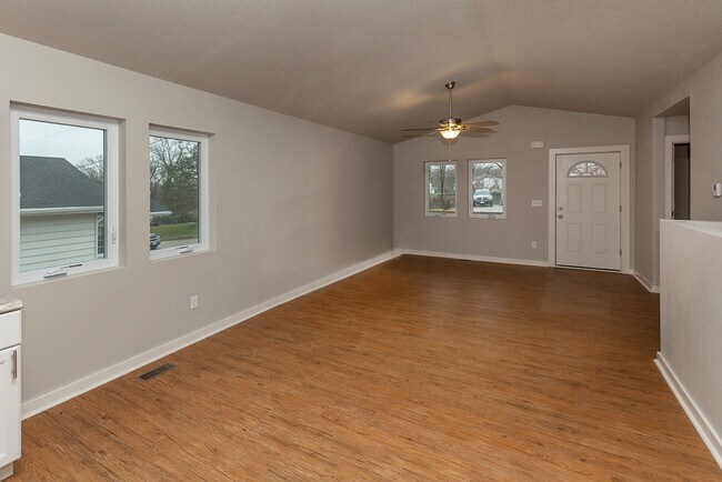 Building Photo - Updated 3 Bed 2 Bath Home