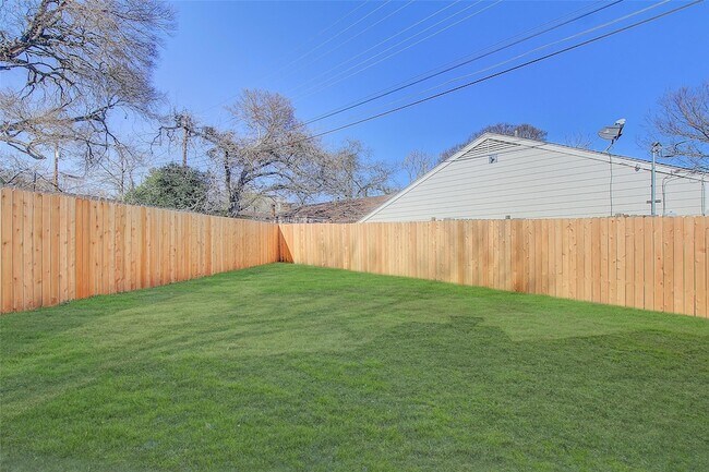 Building Photo - 1402 Valleyridge Cir