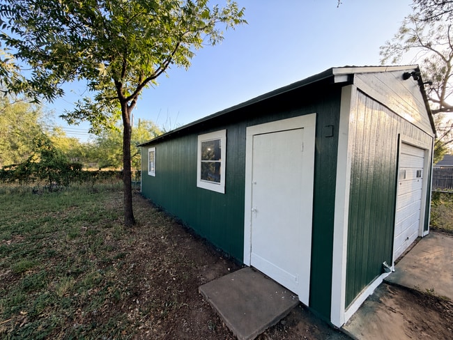 Building Photo - 612 Pulliam St