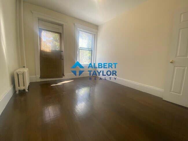 Building Photo - 460 Park Dr
