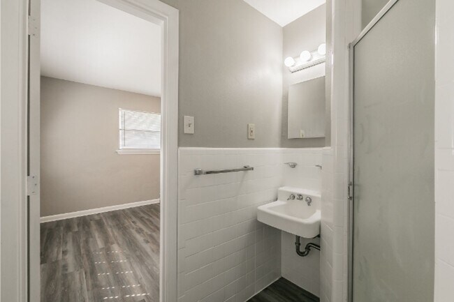 Building Photo - 7513 Maple Dr