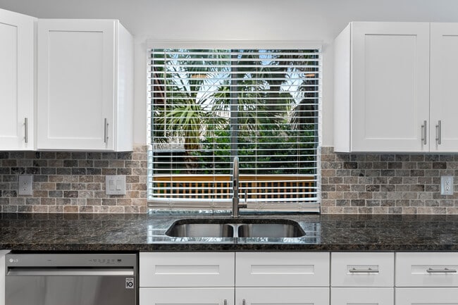Building Photo - 886 Quail Run
