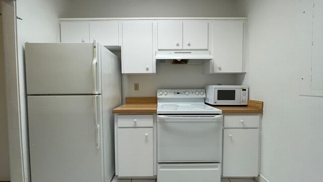 Building Photo - Priced Right!1 Bed 1 Bath Condo in Grenele...