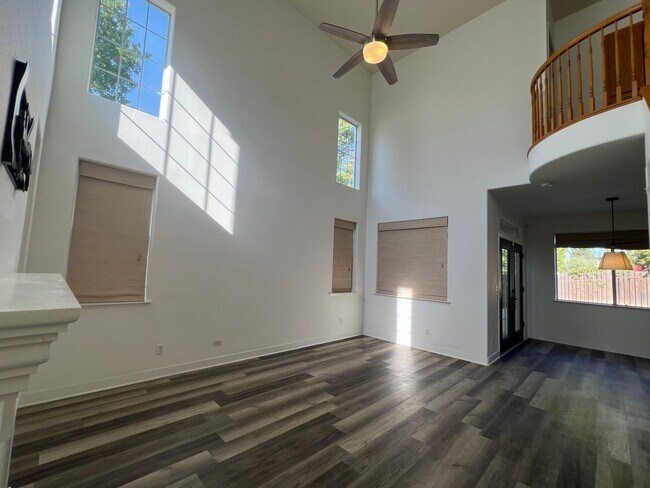 Building Photo - 1098 E Monticello Cir