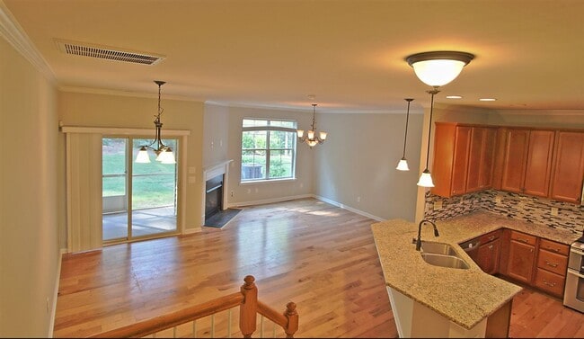 Building Photo - Spacious 3Bedroom Townhome in Thompson Rid...