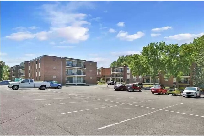Building Photo - 4 Pine Tree Dr
