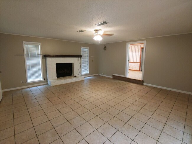Building Photo - 10005 Raymond Dr