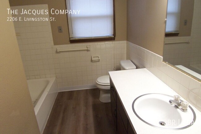 Building Photo - Very Clean Spacious 3 Bedroom 1.5 Bath 2 C...