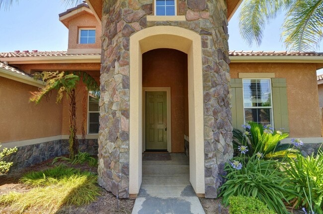 Building Photo - Immaculate Home off of Shepherd & Locan